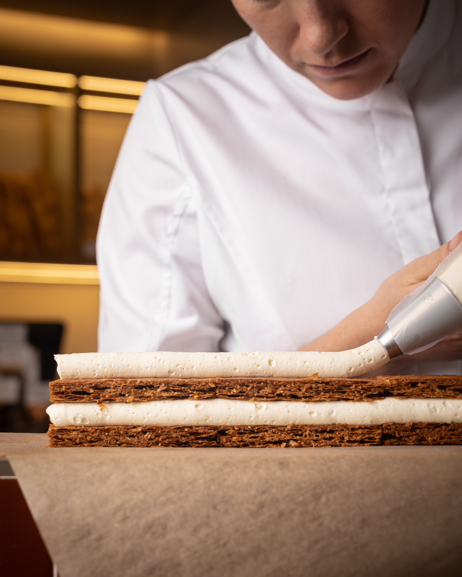 Pâtissière qui fait un mille-feuille